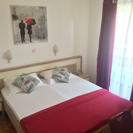 Apartmani Adriatic Ana Новаля Екстер'єр фото