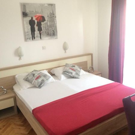 Apartmani Adriatic Ana Новаля Екстер'єр фото