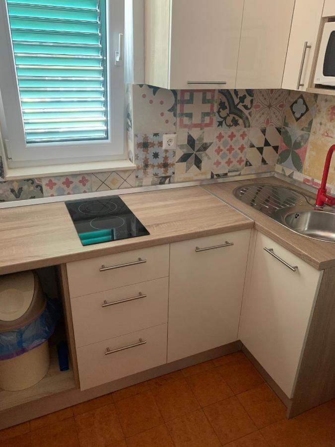 Apartmani Adriatic Ana Новаля Екстер'єр фото