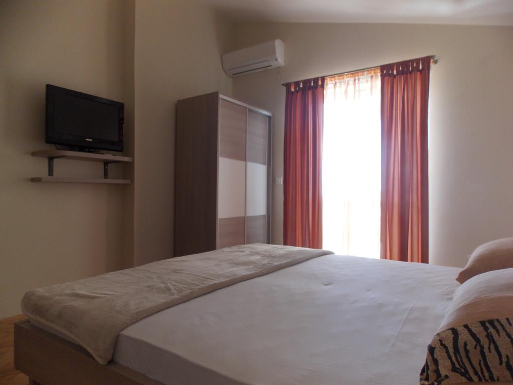 Apartmani Adriatic Ana Новаля Екстер'єр фото