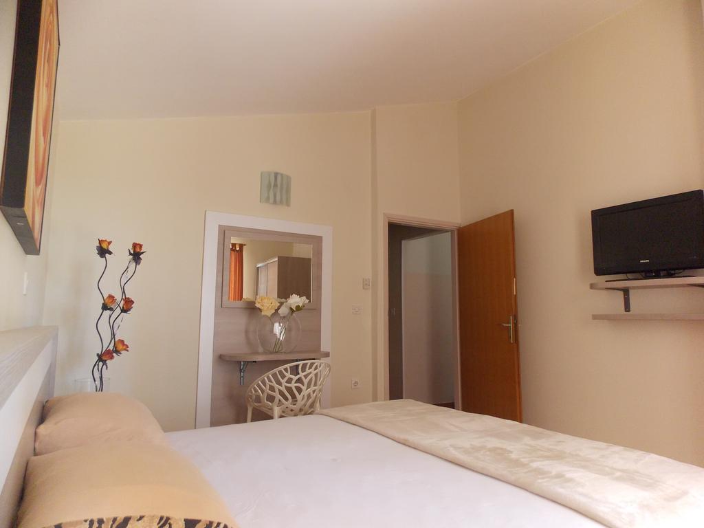 Apartmani Adriatic Ana Новаля Екстер'єр фото