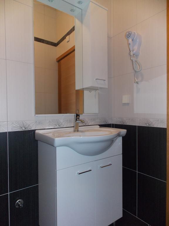 Apartmani Adriatic Ana Новаля Екстер'єр фото