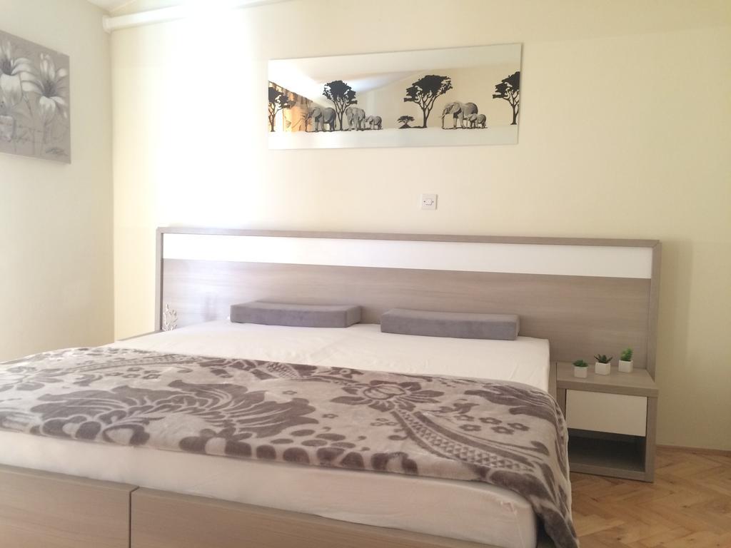 Apartmani Adriatic Ana Новаля Екстер'єр фото