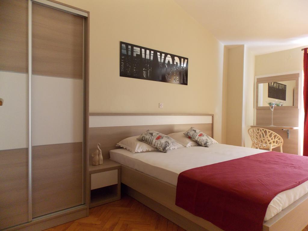 Apartmani Adriatic Ana Новаля Екстер'єр фото