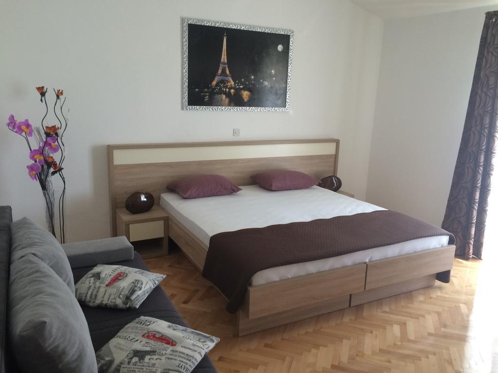 Apartmani Adriatic Ana Новаля Екстер'єр фото