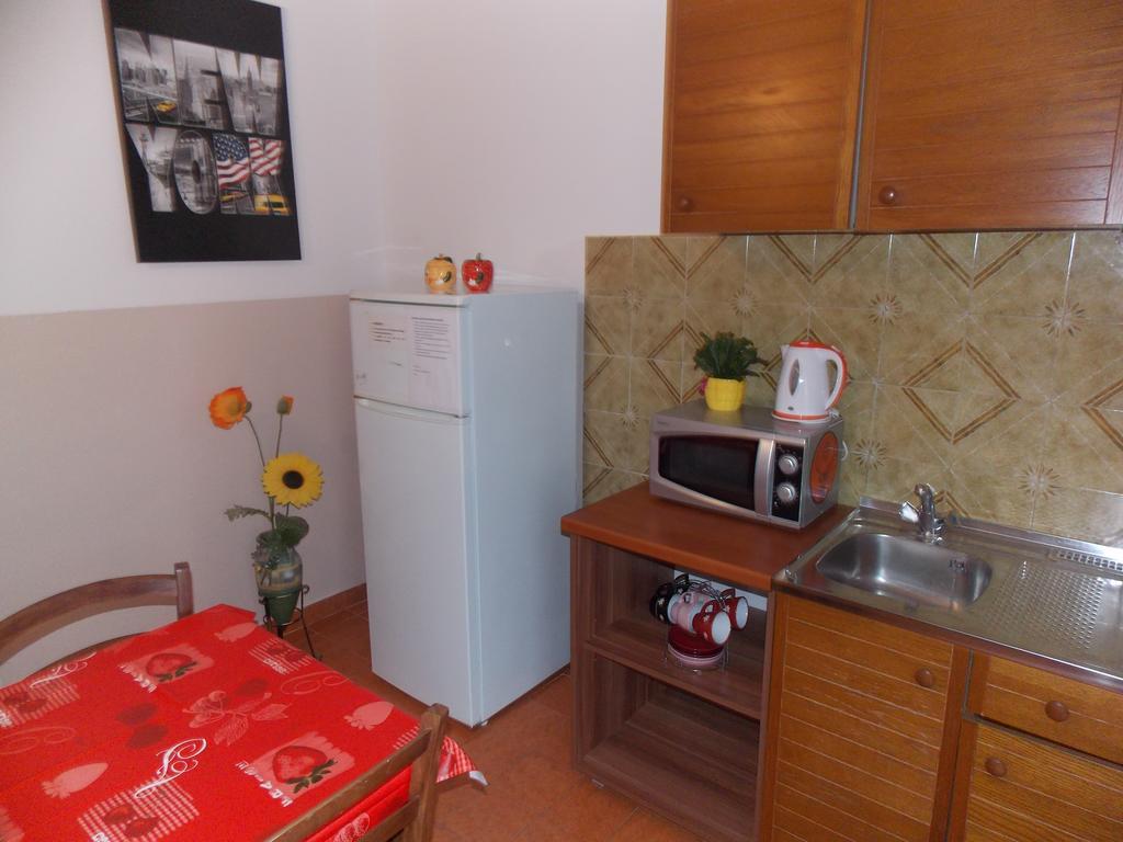 Apartmani Adriatic Ana Новаля Екстер'єр фото
