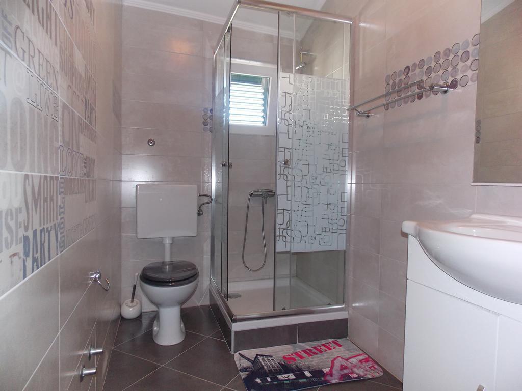 Apartmani Adriatic Ana Новаля Екстер'єр фото