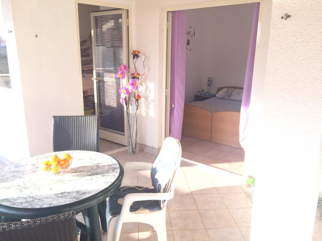 Apartmani Adriatic Ana Новаля Екстер'єр фото