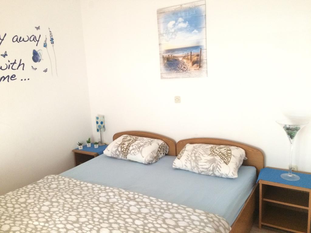 Apartmani Adriatic Ana Новаля Екстер'єр фото