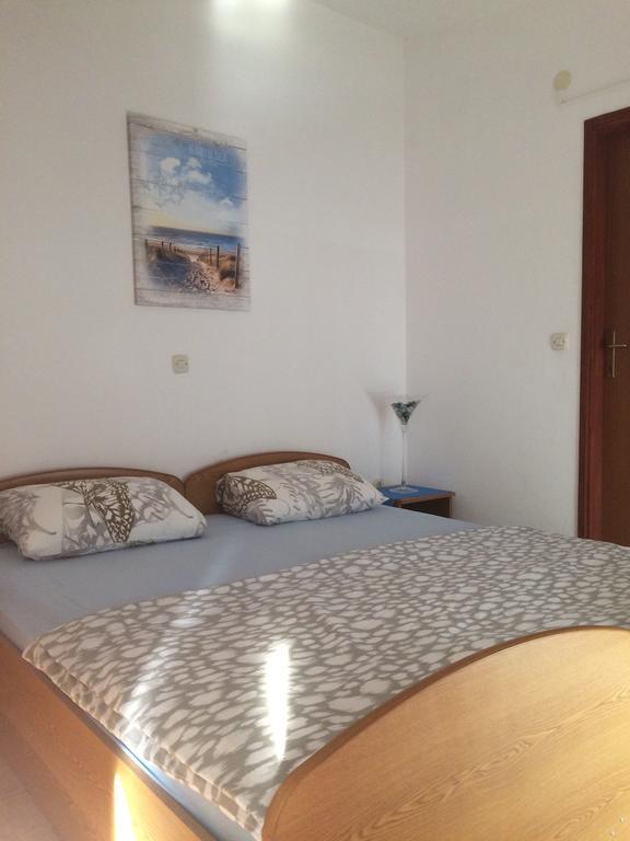 Apartmani Adriatic Ana Новаля Екстер'єр фото