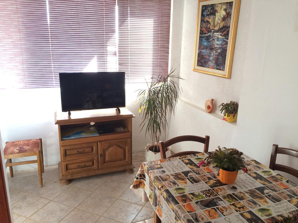Apartmani Adriatic Ana Новаля Екстер'єр фото
