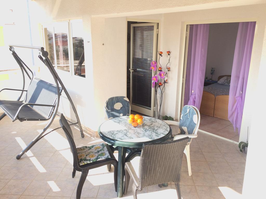 Apartmani Adriatic Ana Новаля Екстер'єр фото