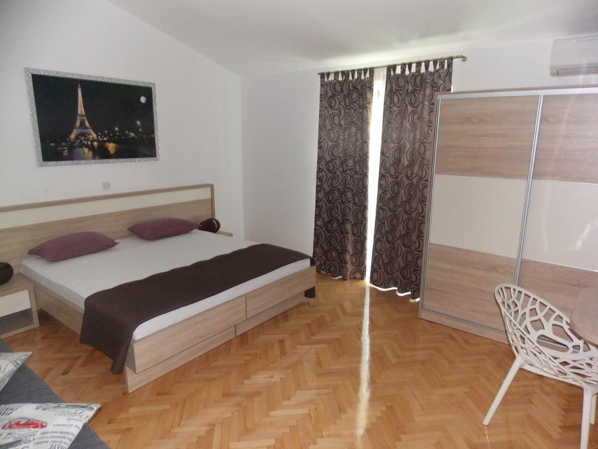 Apartmani Adriatic Ana Новаля Екстер'єр фото