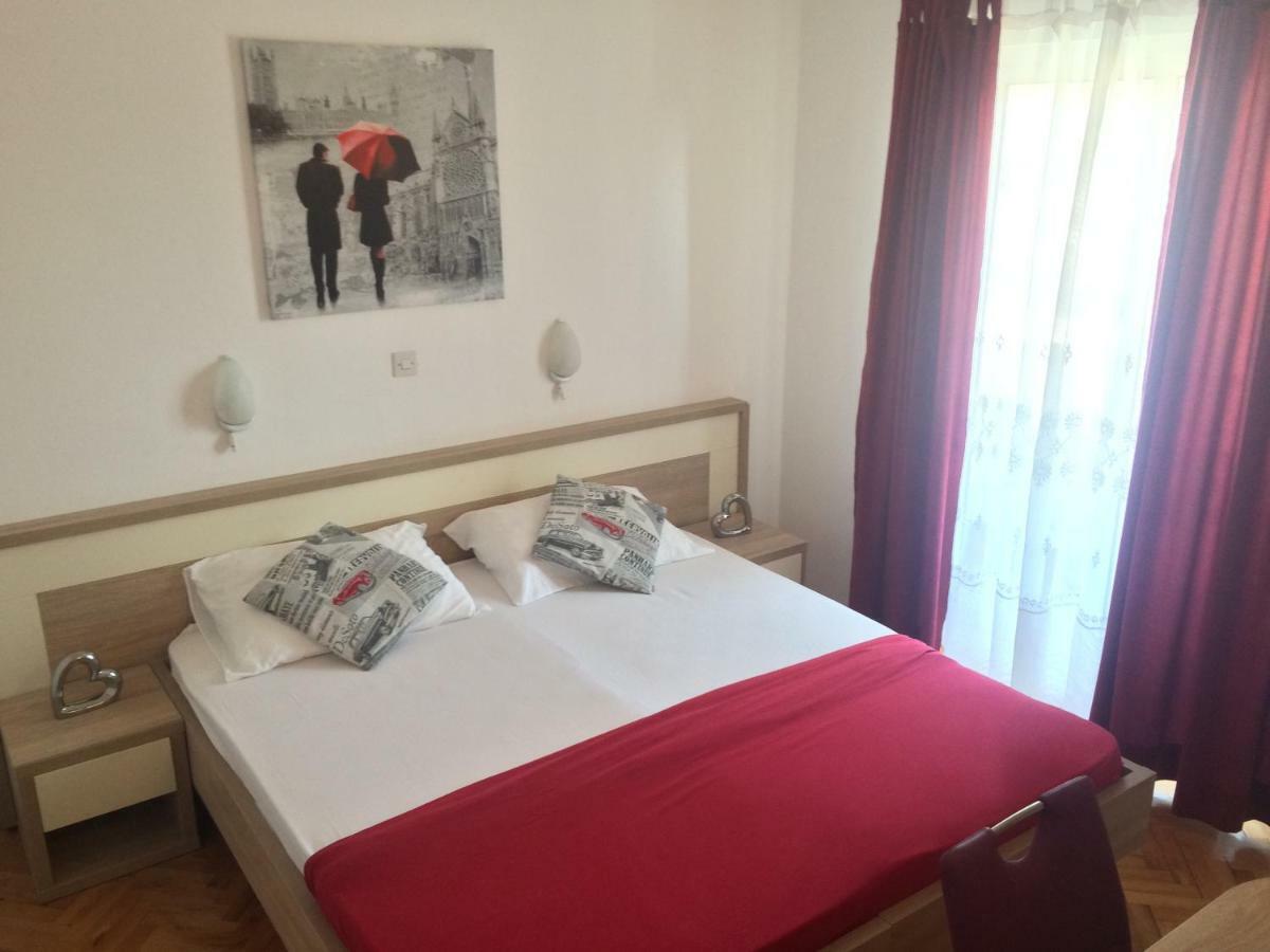 Apartmani Adriatic Ana Новаля Екстер'єр фото